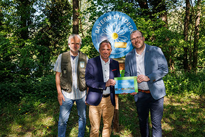 Das Bild zeigt die Gewinnübergabe an Herrn Daniel Eiber durch Umweltminister Thorsten Glauber und Gebietsbetreuer Roland Straub